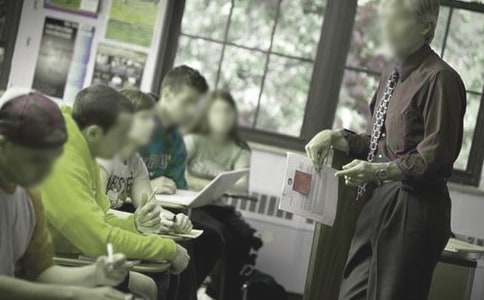 ���ڸ�У��ʦ����������