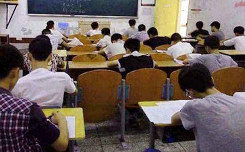 用心考试争创佳绩国旗下讲话稿