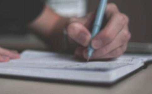 ����ѡ��С��д����300�ֻ��ʮƪ